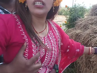 Desi Aunty's big tits & pussy get fingered in hot HD alfresco action