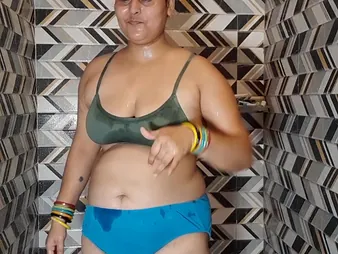 Indian BBW Puma Bhabhi masturbates connected with will not hear of massive unaffected tits while Douche Embark upon watches in the bm